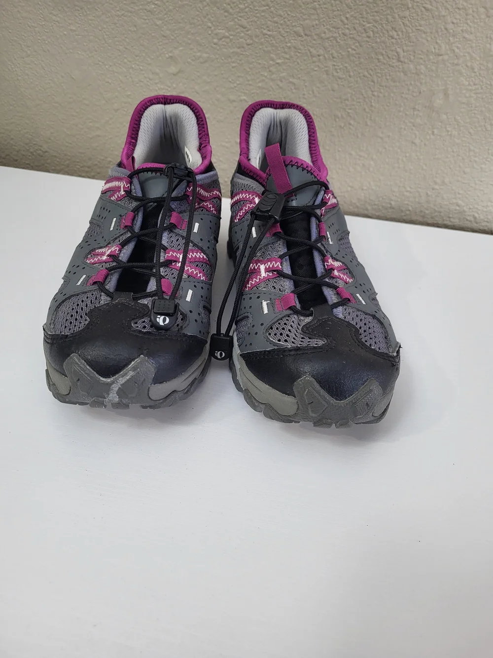 Pearl Izumi Gray and Pink Women's Trail Shoes Size 9